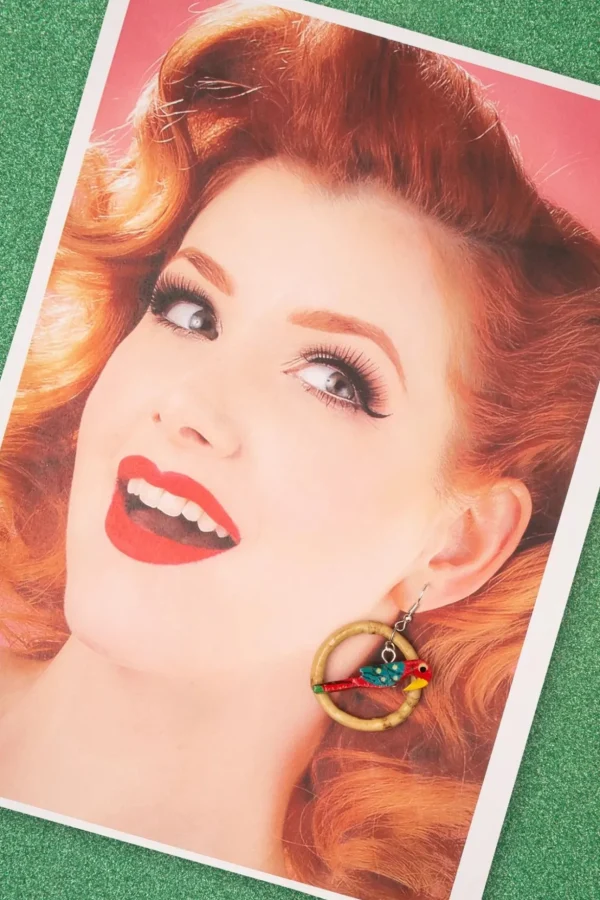 Papegaai Bamboe Oorringen In Rood-Glitz-o-Matic Best Sale